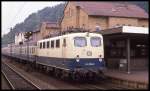 141136 hält am 10.9.1989 um 17.51 Uhr auf dem Weg nach Warburg mit dem E 3662 in Altenbeken.