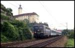 Unterhalb der Deutschordensburg in Gundelsheim war am 26.6.1993 um 15.00 Uhr die grüne 141222 mit dem E 3816 nach Heidelberg unterwegs.