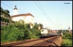 Unterhalb der Deutschordensburg fuhr am 30.6.1993 die 141146 mit dem E 3820 um 18.59 Uhr durch Gundelsheim nach Heidelberg.