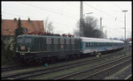 141055 mit Wagen Garnitur im Bahnhof Hameln am 5.3.1995.