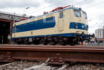 Nun wieder in der blau/beige Sonderlackierung des  Karlsruher Zuges , diesen trug sie von 1977 bis 2000...........