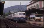 141339 hält mit dem E 3378 am 11.8.1989 auf dem Weg nach Heidelberg im Bahnhof Neckargemünd.