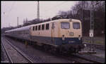 141353 wartet vor einer Silberlinge Garnitur am 27.1.1990 um 15.12 Uhr im Bahnhof Löhne auf den nächsten Einsatz.