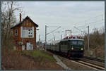 242 001-6 rollt mit dem Sonderzug 61424 nach Niemberg an der Blockstelle Ostermark nördlich von Köthen vorbei.