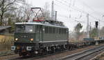 Überraschend kam EGP - Eisenbahngesellschaft Potsdam mbH, Potsdam [D] mit  142 150-2  (NVR:  91 80 6142 150-2 D-EGP ) mit einem Leerzug Güterwagen für Container- u. Fahrzeugtransporte Richtung Frankfurt/Oder am 07.01.21 Berlin Hirschgarten.