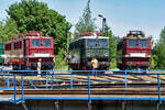 DR-Elektrolok 242 151 und zwei weitere Fahrzeuge verwandter Baureihen am 28.05.2005 beim TEV Weimar.