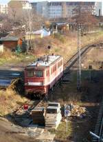 Nach Einstellung der  Rollenden Landstrae  infolge EU-Osterweiterung wird sie zum Vorheizen des Waggons der mitreisenden LKW-Fahrer nicht mehr bentigt; die Stromzufhrung (siehe mein Foto 04/2003) wurde demontiert, doch steht ex DR 142 220 weiterhin in DD-Friedrichstadt - 5.12.2004