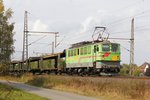 142 133-8 EGP Holzroller mit einem leeren Autozug in Dedensen Gümmer, am 30.09.2016.