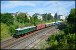 Der PRESS „Holzroller“ 242 001-6 f�hrt am Sonntagmorgen, 21.06.2026, p�nktlich mit dem „St�rtebeker-Express“ DZ 1829 Bergen auf R�gen - Zwickau/Sachs.