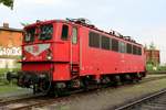 142 255-9 steht auf dem Gelände des DB Museums Halle (Saale) zur Nachtfotoveranstaltung am Wochenende des jährlichen Sommerfests.