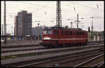 DR 142053 im Gleisvorfeld des HBF Halle an der Saale am 26.4.1992.