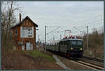 242 001-6 rollt mit dem Sonderzug 61424 nach Niemberg an der Blockstelle Ostermark nördlich von Köthen vorbei. (02.03.2019)