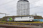 Lok 142 103-1 (ex SOB) schleppt den Tm 235 089-0 (ex BLS) durch den Bahnhof Pratteln. Die Aufnahme stammt vom 15.07.2020.