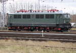 242 001-6(142 001-7 D-Press)stand am Mittag des 25.02.2022 im Rostocker Hbf.