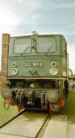 242 151-9  (E 42) der Deutschen Reichsbahn in grüner Farbgebung der Auslieferung, hier 2003 im ehem.