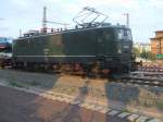 Mal nicht das langweilige Einheits-Rot, 142 001-7 zieht einen mit Autos beladenen Zug durch die Baustelle am Hbf Magdeburg in Richtung Helmstedt am 10.09.08