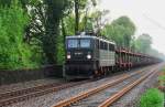 Die schon recht betagte 142 001-7 noch in der schnen alten dunkelgrnen Lackierung bringt einen Zug leerer Autotransporter vom Ruhrgebiet in Richtung Bielefeld am 30.04.2009. Hier kurz vor dem Bahnhof Avenwedde-Isselhorst.
