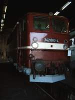 242 002 im dunklen Schuppen 2 des Sächsischen Eisenbahnmuseums Chemnitz, 08.04.06