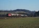 Ein Holzroller im Frankenwald! 142 110 ist am 22.Februar 2012 mit einem Kesselzug nach Grokorbetha bei Knellendorf Richtung Pressig unterwegs.