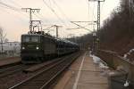 142 001-7 (MTEG) verlsst am 02.04.13 mit einem langen Skoda-Zug den Bahnhof Dresden-Friedrichstadt und durchfhrt den Haltepunkt Dresden-Cotta in Richung Cossebaude.