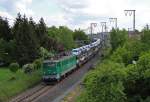 Ein Holzroller der EGP fuhr am 24.05.2013 mit einem Autozug von Emden gen Osten, hier in Leer.