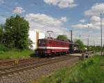 DGS 91029  Sonderleistung  mit Holzroller 142 110-6 und 142 145-2. Aufgenommen am 08.05.2015 in Cossebaude