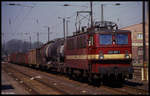 242268 vor einem Güterzug im Bahnhof Oschatz am 5.5.1990 um 10.10 Uhr