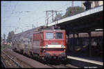 242019 steht hier am 26.8.1990 mit einer Dosto Garnitur abfahrbereit im HBF Magdeburg.
