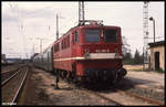 142393 stand am 26.4.1992 um 14.10 Uhr vor einer DR Dosto Garnitur im Bahnhof Lutherstadt Eisleben.