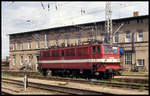 142013 fährt solo am 29.8.1993 durch den Bahnhof Wittenberge.