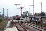 142 159 fährt im Oktober 1991 in den Endbahnhof Albrechtshof ein. Hier fand am 5.12.1961 der spektakuläre Durchbruch eines Personenzuges von Oranienburg nach Berlin - Spandau statt, der auch mit dem etwas fragwürdigen Titel  Durchbruch Lok 234  verfilmt wurde. Allerdings war es in der Realität eine Lok der BR 78, die den Zug bespannte, nicht eine P 8 wie im Film. Bereits einen Tag nach diesem Vorfall wurde die Strecke in Richtung Westberlin unterbrochen.