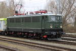 242 001-6(142 001-7 D-Press)stand am Abend des 09.04.2021 in Rostock-Bramow.