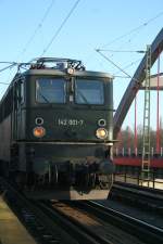 Karfreitag (2.April 2010) sah ich die Lok an der Brücke über den Peisker bei Dessau mit einem Güterzug am Haken.