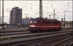 Halle an der Saale - Hauptbahnhof am 26.4.1992: Elektrolok 142053 im Gleisvorfeld