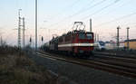 Am Nachmittag des 04.12.16 verlassen 142 110 und 142 145 mit einem Kesselwagenzug Bitterfeld Richtung Leipzig.