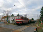 Erfurter Bahnservice 142 110-6 am 28.12.16 mit Kesselwagen in Hanau West an einer Schranke fotografiert 