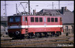 242049 fährt am 18.3.1990 solo durch den HBF Halle an der Saale.