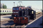 Leipzig Bayrischer Bahnhof am 1.5.1990: vorn Köf II DR 100214 und dahinter  242137 vor einem Doppelstockzug.