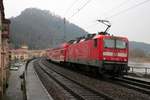 Nachschuss auf 143 591-6 der S-Bahn Dresden (DB Regio Südost) als S 31738 (S1) von Bad Schandau nach Meißen Triebischtal, die den Hp Königstein(Sächs Schw) auf der Bahnstrecke