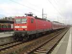 143 877 steht mit einem Zug der Linie RE 5, in Oranienburg und wird gleich seine Fahrt mit 12 Minuten Versptung Richtung Berlin fortsetzen.