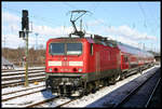 DB 143120-4 wartet vor einer Dosto Garnitur am 27.2.2005 im HBF Magdeburg auf den nächsten Einsatz.