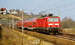 29.03.2003, vor den Burgwerbener Weinbergen fährt Lok DB 143 013 mit einer Regionalbahn in Richtung Naumburg.