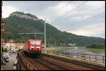 DB 143112-1 erreicht hier vor der im Hintergrund sichtbaren Festung Königsstein am 27.8.2006 den gleichnamigen Bahnhof im Elbtal.