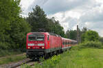 143 288 zog am 26.05.2020 ihre S2 nach Roth an der zugewachsen Fotostelle in Feucht-Moosbach vorbei.
