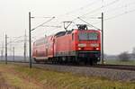 Mit einem einzelnen Doppelstockwagen rollte 143 168 am 23.02.23 durch Braschwitz Richtung Magdeburg.