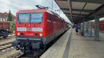 Lok  143 238-4  steht am 06.07.2023 in Neustrelitz Hbf vor dem RE 5 nach Stralsund