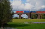 Am 12.10.2024 befährt die 143 837-3 mit einem Containerzug die Vorlandbrücken der Duisburg-Hochfelder Rheinbrücke in Richtung Rheinhausen