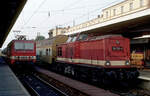 112 535 und 243 226 am 28.08.1990 im Hbf. Magdeburg.