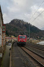 Am 03.01.2025 zog 143 114 S31731 von Meißen Triebischtal nach Bad Schandau. Kurz vor der Station Königstein wird der Königsteiner Viadukt befahren.