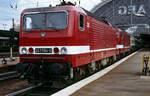 DR 243 584 vor der 243 355 am 20.07.1991 im Hbf.